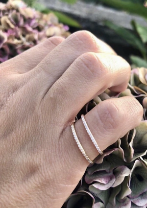 Anillo media alianza realizado en oro de 18K con diamantes talla brillante 2