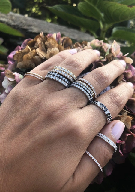 Bague demi alliance PEPITA en or 18 carats et diamants.