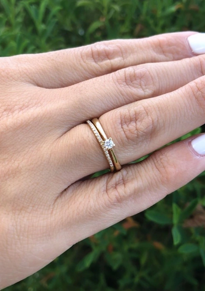 Bague demi alliance PEPITA en or 18 carats et diamants.