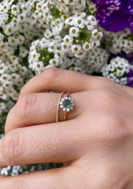 Bague demi alliance PEPITA en or 18 carats et diamants.