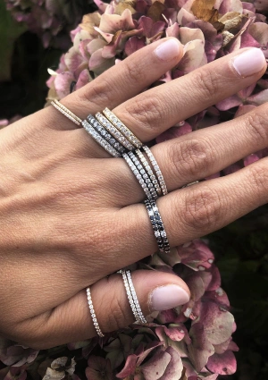 Anillo media alianza PEPA en oro de 18K con diamantes talla brillante 2