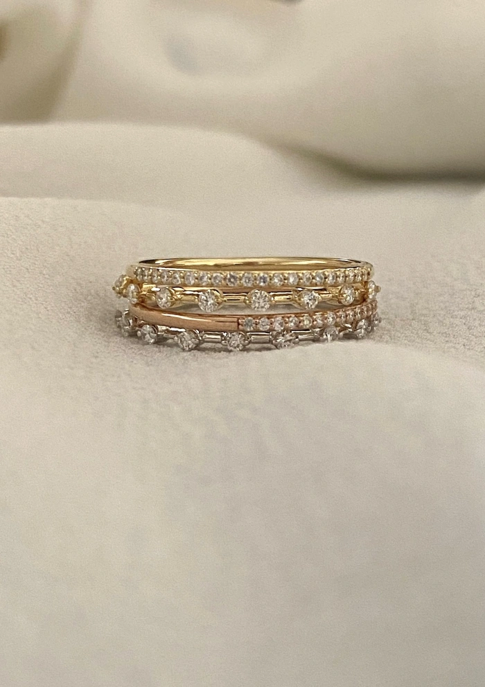 Anel meia aliança PEPA em ouro 18 quilates e diamantes.