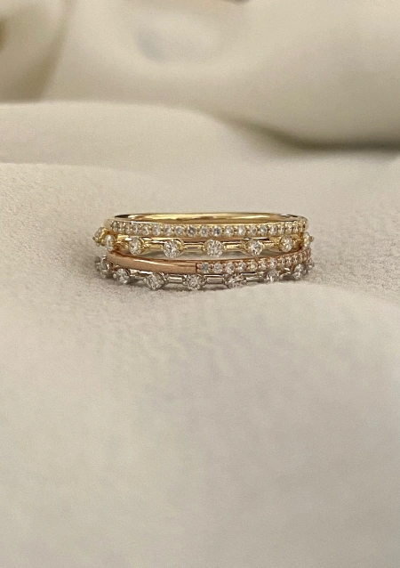 Anel meia aliança PEPA em ouro 18 quilates e diamantes.