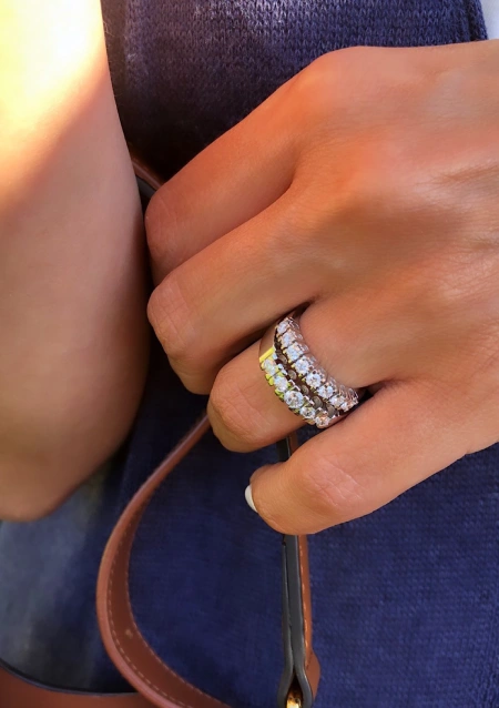 Bague demi alliance ESTORIL en or blanc 18K et diamants.