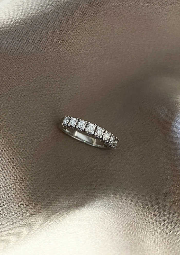 Bague demi alliance ESTORIL en or blanc 18K et diamants.
