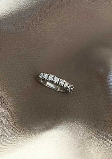Bague demi alliance ESTORIL en or blanc 18K et diamants.