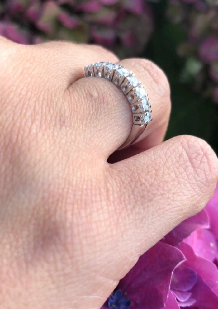 Bague demi alliance ESTORIL en or blanc 18K et diamants.