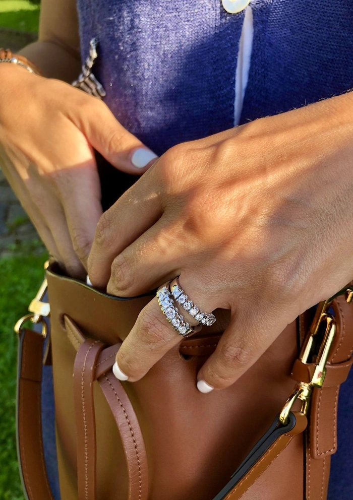 Bague demi alliance ESTORIL en or blanc 18K et diamants.