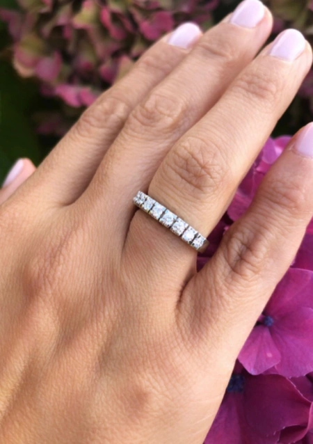 Bague demi alliance ESTORIL en or blanc 18K et diamants.
