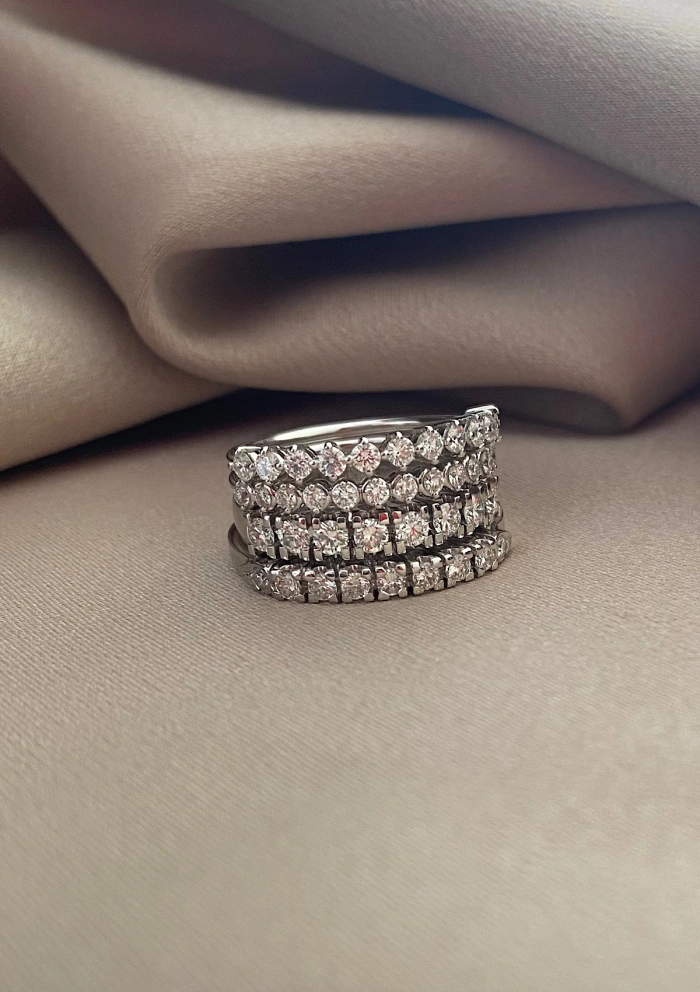 Bague demi alliance ESTORIL en or blanc 18K et diamants.