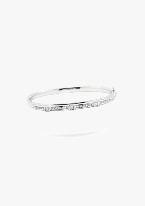 CARMEN 18K white gold bangle with princess and brilliant cut diamonds