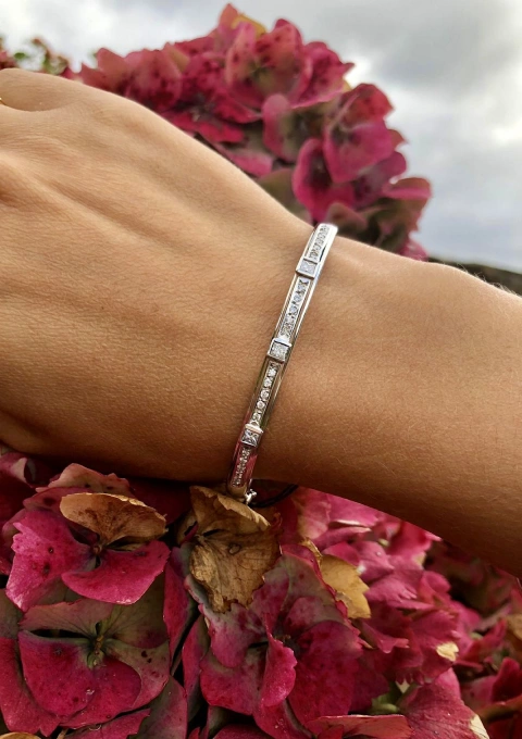 Bracelet rigide demi-jonc CARMEN or blanc 18K et diamants.