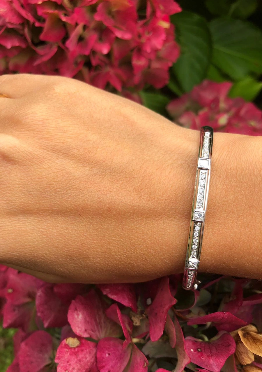 Bracelet rigide demi-jonc CARMEN or blanc 18K et diamants.