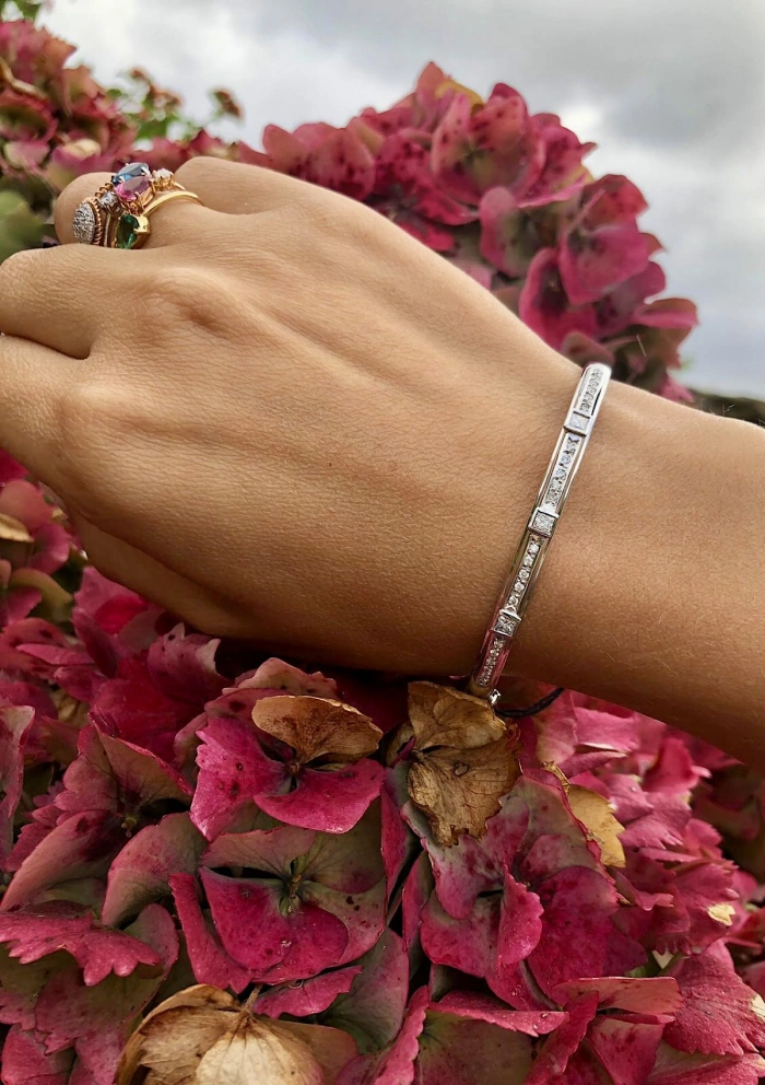 CARMEN 18K white gold with brilliant and princess cut diamonds bangle