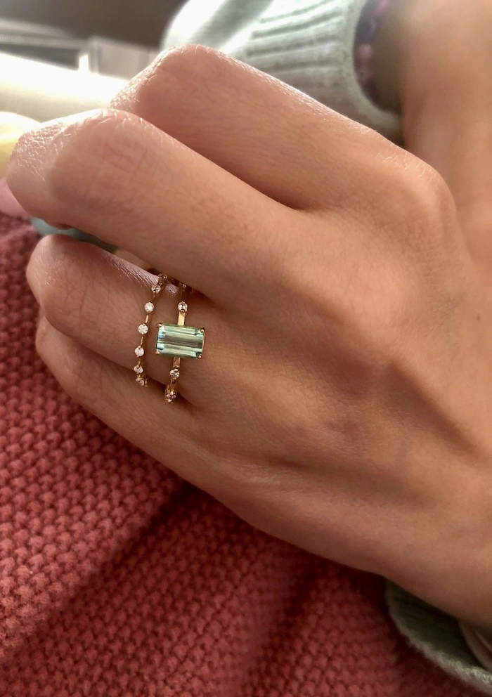 Media alianza CONSTELLATION en oro amarillo de 18K con diamantes