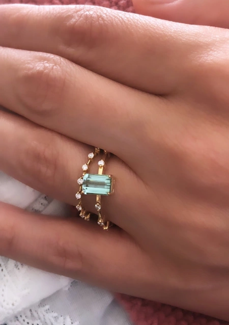 Anillo MIRANDA en oro amarillo de 18K con diamantes y turmalina verde-azulada|Anillos con Otras Gemas Naturales|Godiam Alta Joyería