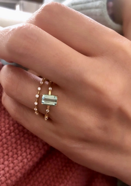 Anillo MIRANDA en oro amarillo de 18K con diamantes y turmalina verde-azulada|Anillos con Otras Gemas Naturales|Godiam Alta Joyería