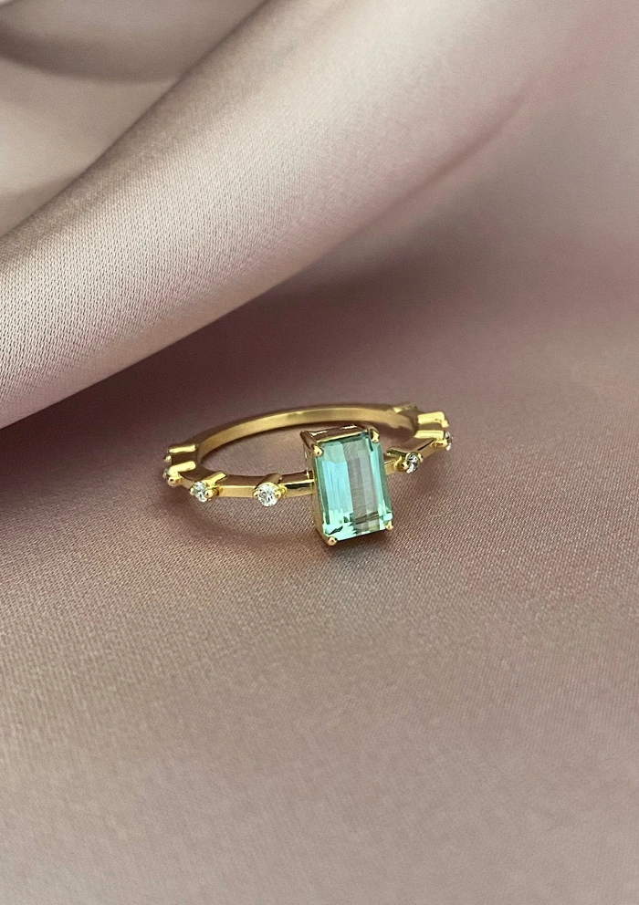 Anillo MIRANDA en oro amarillo de 18K con diamantes y turmalina verde-azulada|Anillos con Otras Gemas Naturales|Godiam Alta Joyería