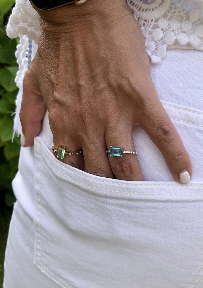 Anillo MIRANDA en oro amarillo de 18K con diamantes y turmalina verde-azulada|Anillos con Otras Gemas Naturales|Godiam Alta Joyería