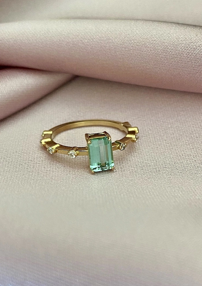 Anillo MIRANDA en oro amarillo de 18K con diamantes y turmalina verde-azulada|Anillos con Otras Gemas Naturales|Godiam Alta Joyería
