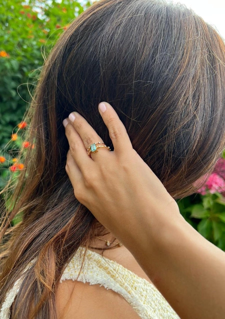 Anillo MIRANDA en oro amarillo de 18K con diamantes y turmalina verde-azulada|Anillos con Otras Gemas Naturales|Godiam Alta Joyería