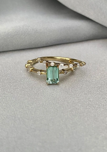 Anillo MIRANDA en oro amarillo de 18K con diamantes y turmalina verde-azulada|Anillos con Otras Gemas Naturales|Godiam Alta Joyería