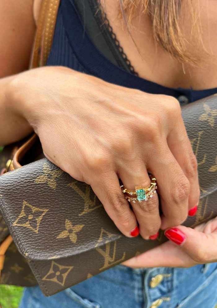 Anillo MIRANDA en oro amarillo de 18K con diamantes y turmalina verde-azulada|Anillos con Otras Gemas Naturales|Godiam Alta Joyería