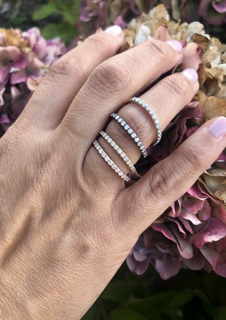 Bague demi alliance BIG PEPA en or 18 carats et diamants.