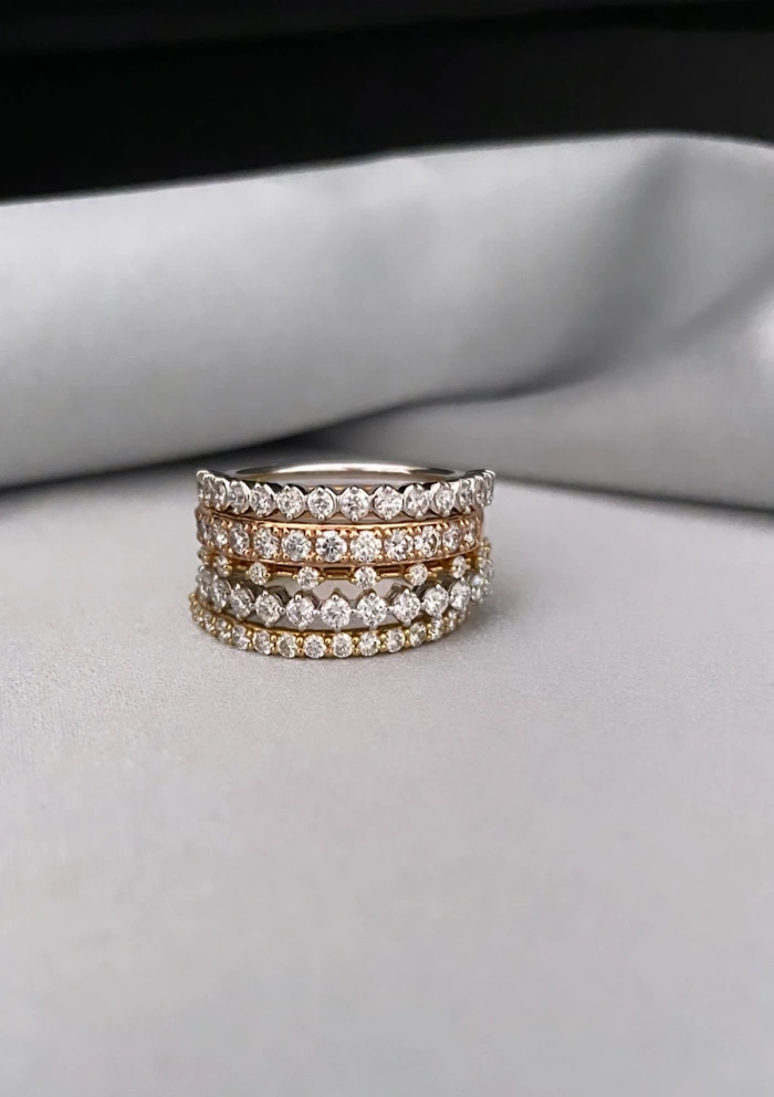 Bague demi alliance BIG PEPA en or 18 carats et diamants.
