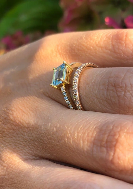 Bague demi alliance BIG PEPA en or 18 carats et diamants.