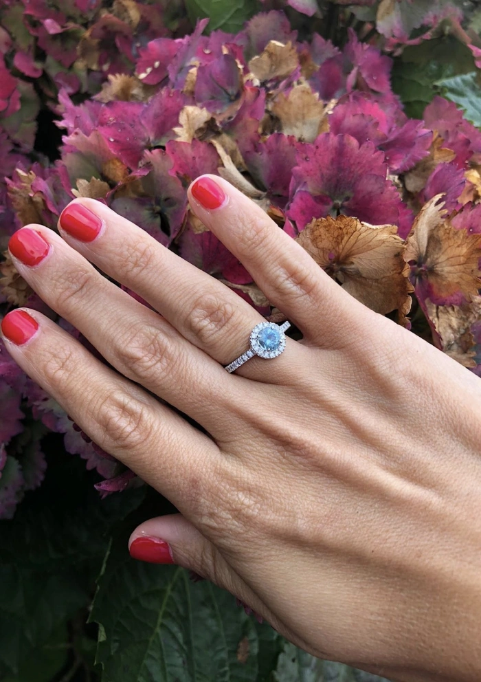 Bague AMALFI or blanc 18K avec diamants et aigue-marine.