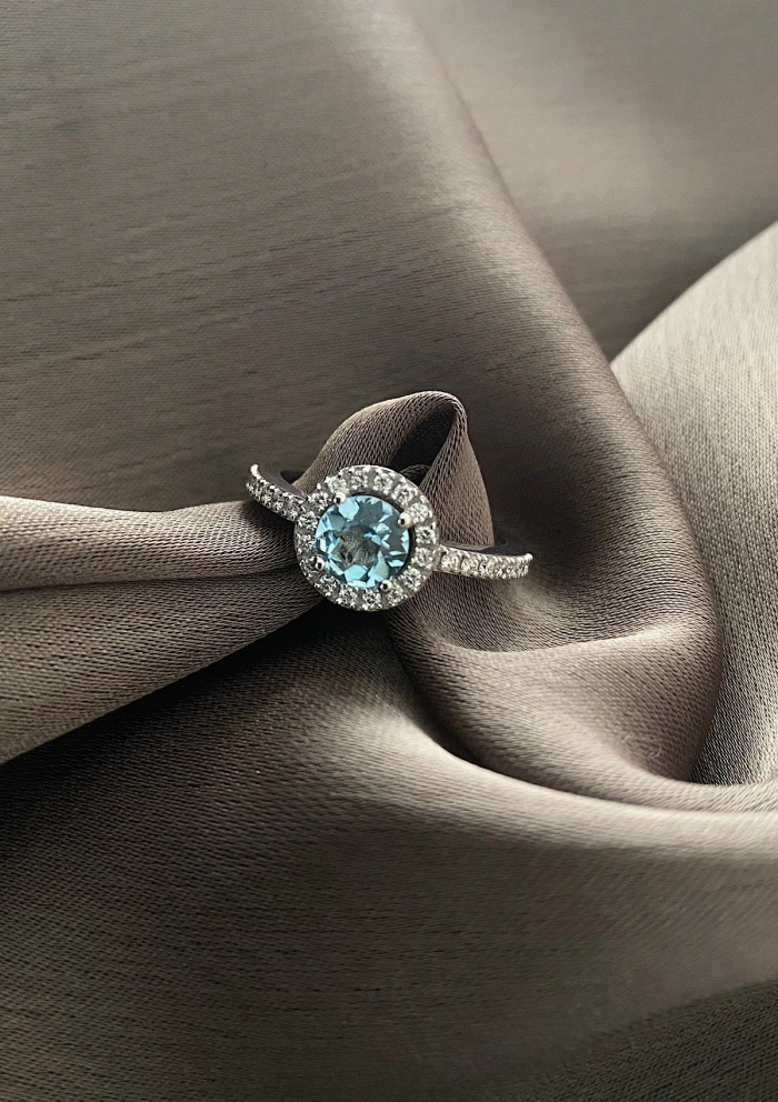 Bague AMALFI or blanc 18K avec diamants et aigue-marine.