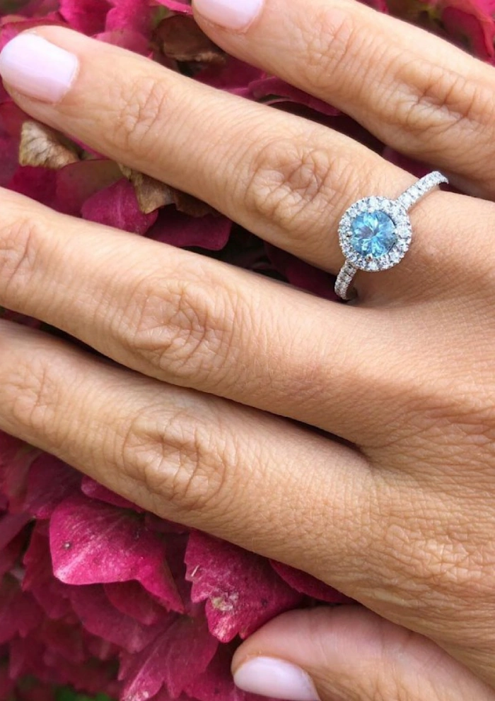 Bague AMALFI or blanc 18K avec diamants et aigue-marine.