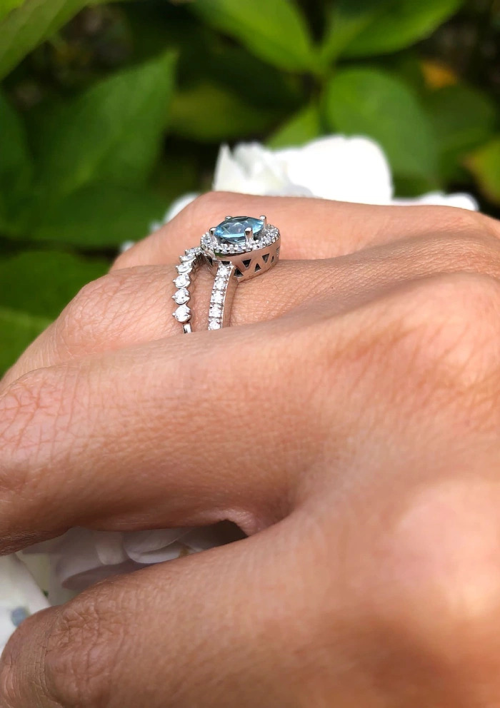 Bague AMALFI or blanc 18K avec diamants et aigue-marine.