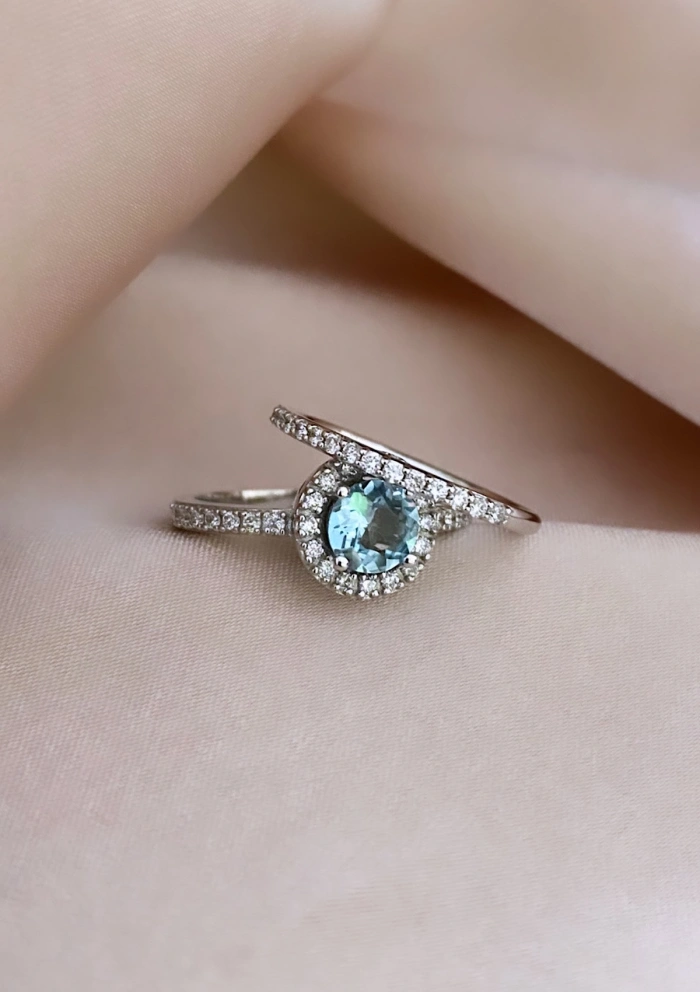 Bague AMALFI or blanc 18K avec diamants et aigue-marine.