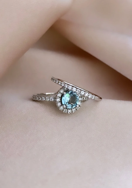 Bague AMALFI or blanc 18K avec diamants et aigue-marine.