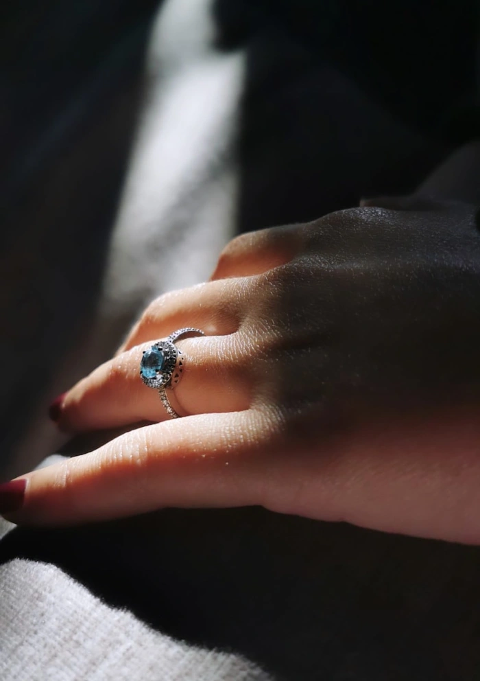 Bague AMALFI or blanc 18K avec diamants et aigue-marine.