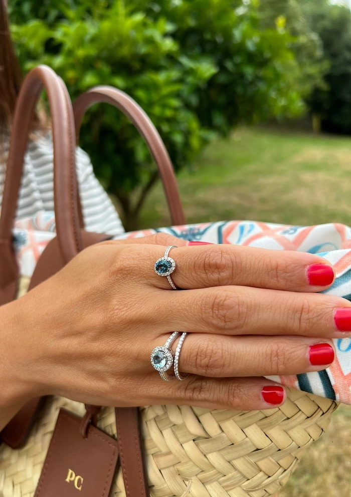 Bague AMALFI or blanc 18K avec diamants et aigue-marine.