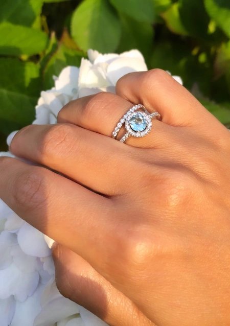 Bague AMALFI or blanc 18K avec diamants et aigue-marine.