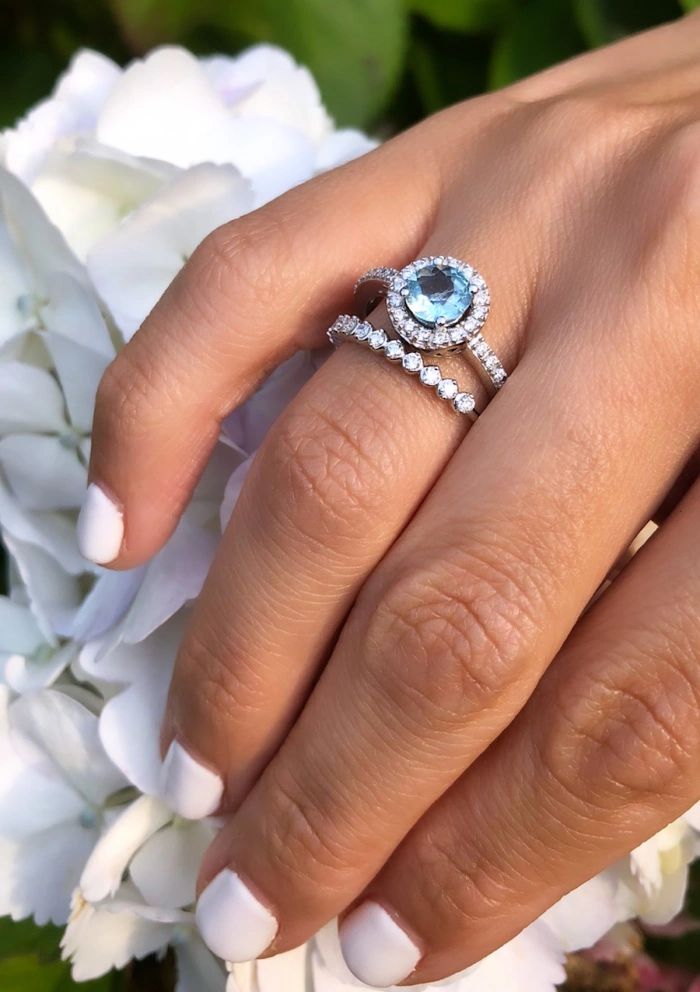 Bague AMALFI or blanc 18K avec diamants et aigue-marine.