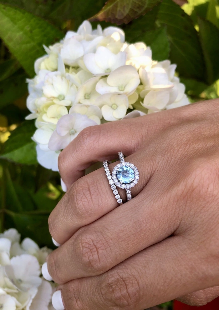 Bague AMALFI or blanc 18K avec diamants et aigue-marine.