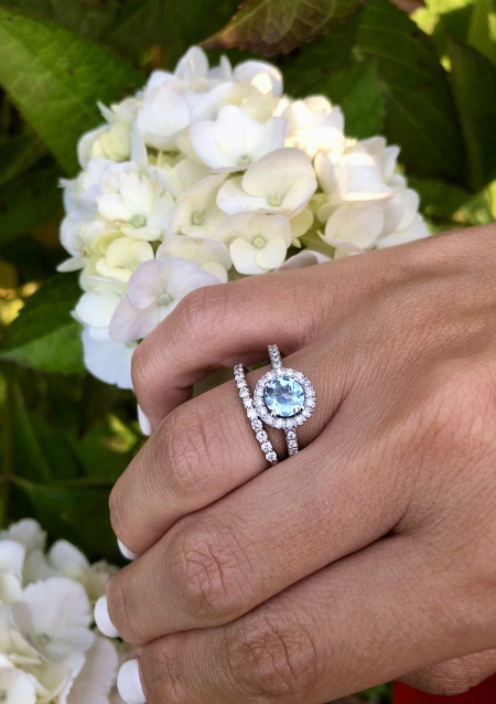 Bague AMALFI or blanc 18K avec diamants et aigue-marine.