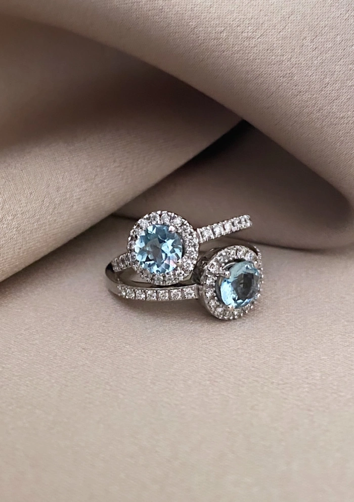 Bague AMALFI or blanc 18K avec diamants et aigue-marine.