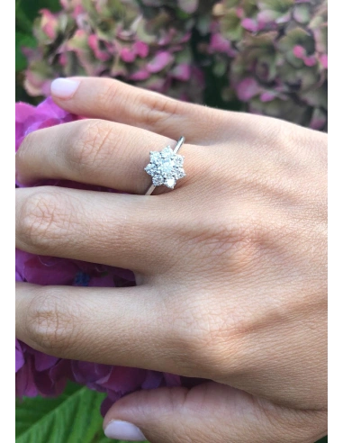 Anillo ANDREA en oro blanco 18K y roseta de diamantes|Anillos de Compromiso|Godiam Alta Joyería Anillo ANDREA en oro blanco 18K y roseta de diamantes|Anillos de Compromiso|Godiam Alta Joyería