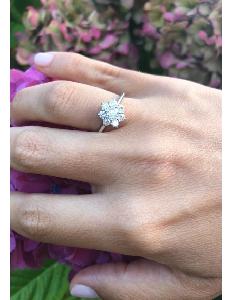 Bague ANDREA or blanc 18 carats et rosette de diamants.