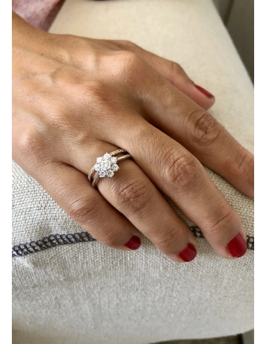 Bague ANDREA or blanc 18 carats et rosette de diamants.