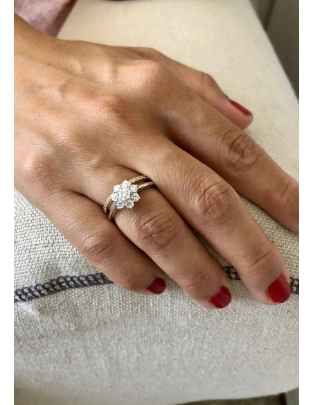 Anel ANDREA em ouro branco 18K e roseta de diamantes.