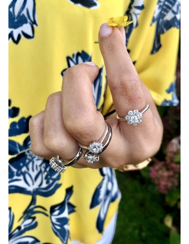 Anillo ANDREA en oro blanco 18K y roseta de diamantes|Anillos de Compromiso|Godiam Alta Joyería Anillo ANDREA en oro blanco 18K y roseta de diamantes|Anillos de Compromiso|Godiam Alta Joyería