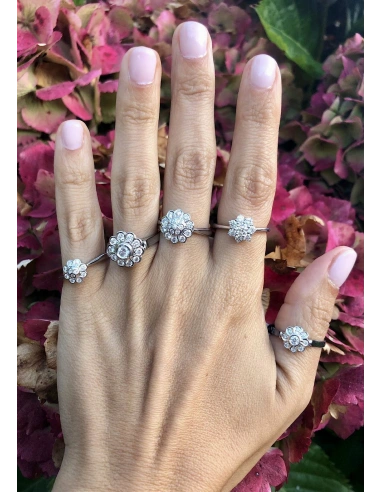 Anel ANDREA em ouro branco 18K e roseta de diamantes. Anel ANDREA em ouro branco 18K e roseta de diamantes.
