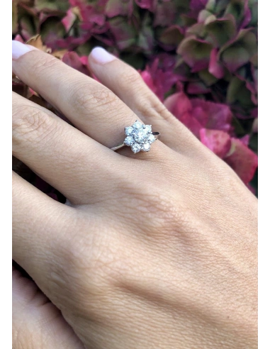 Anel ANDREA em ouro branco 18K e roseta de diamantes. Anel ANDREA em ouro branco 18K e roseta de diamantes.